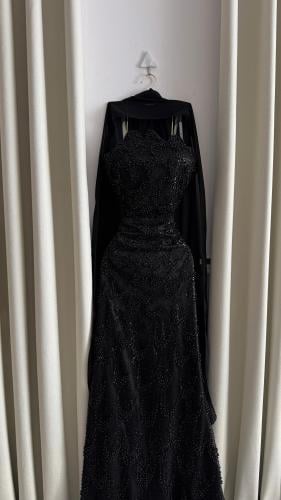 فستان أسود ملكي مطرّز بالكامل بتصميم فاخر