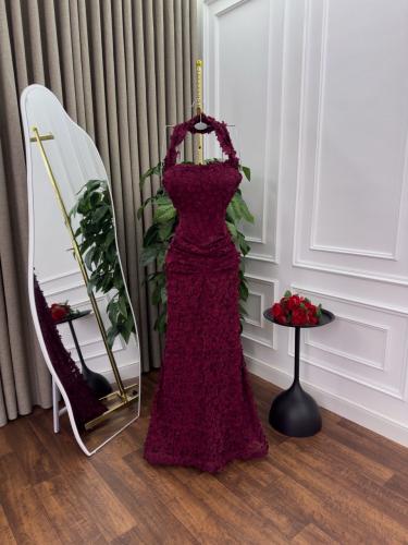 فستان عنابي أنيق مطرز بالدانتيل