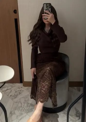 فستان سهرة بني يجسد رقيّ الدانتيل الفرنسي