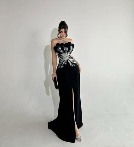 فستان سهرة أسود مطرّز بتصميم نجمي فاخر