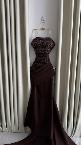 فستان سهرة بني داكن مطرز مع ذيل فاخر