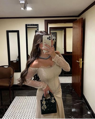 فستان سهرة بيج أنيق بكورسيه دانتيل