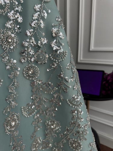 فستان سهرة أخضر فاتح مطرز بذوق ملكي