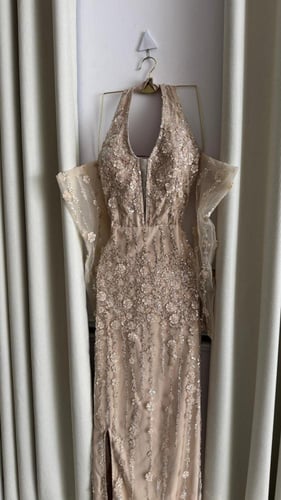 فستان سهرة بيج مطرز بفخامة راقية