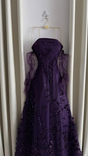 فستان سهرة بنفسجي مطرز بترتر وزهور بارزة