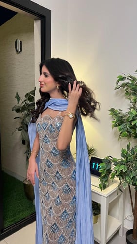 فستان "فلورا" مطرز بالترتر بنقوش زهرية ربيعية