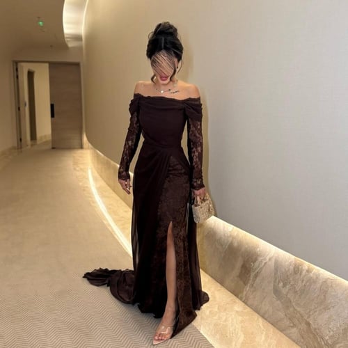 فستان سهرة بني أوف شولدر بتصميم أنيق مع شق جانبي