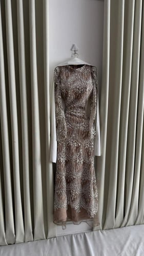 فستان سهرة بيج مطرز كريستال فاخر