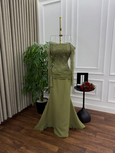 فستان سهرة زيتوني بتصميم كورسيه وتطريز فاخر