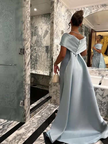 فستان سهرة أزرق فاتح مطرز بلمعة فاخرة