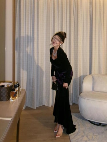 فستان أسود مخملي بتفاصيل بنفسجية فاخرة