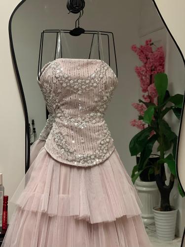 فستان سهرة وردي منفوش بتطريز لامع وكورسيه فاخز