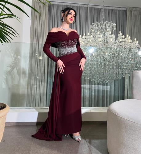 فستان سهرة خمري ملكي بأكمام طويلة وتطريز فضي فاخر