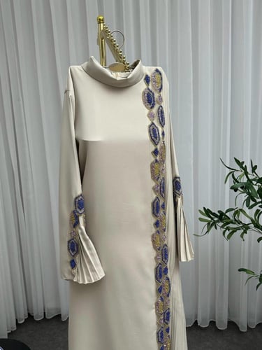 جلابية بيج فاخرة بتطريز يدوي أزرق وذهبي
