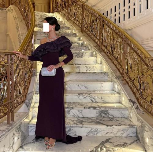 فستان سهرة بنفسجي داكن بكشاكش كتف واحد