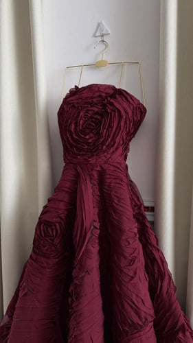 فستان سهره منفوش بدون أكمام بلون خمري بتفاصيل ورود...