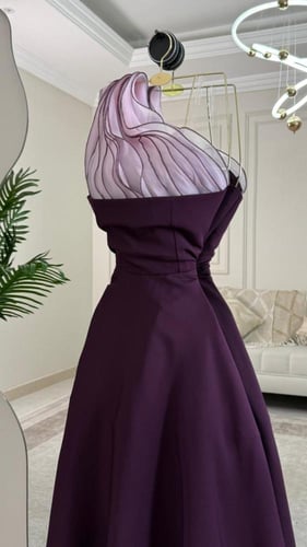 فستان سهرة أرجواني يجمع بين الرقيّ والأنوثة