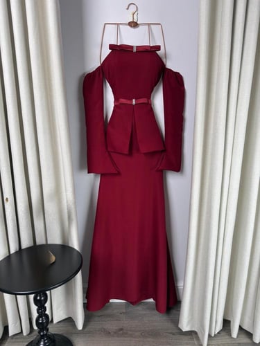 فستان خمري أوف شولدر بقصة أنيقة راقية