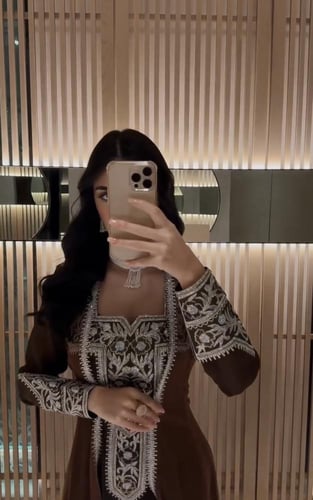 جلابية مغربية مطرّزة بالبني الملكي