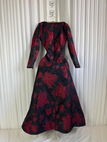 فستان أسود بورود حمراء بتصميم ملكي