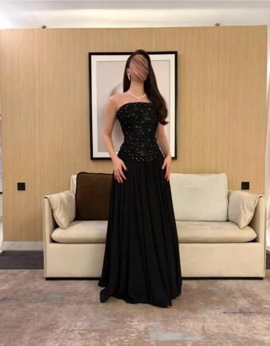 فستان سهرة أسود مطرّز بدون أكمام