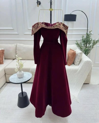 فستان مخملي عنّابي مطرّز بتصميم ملكي راقٍ