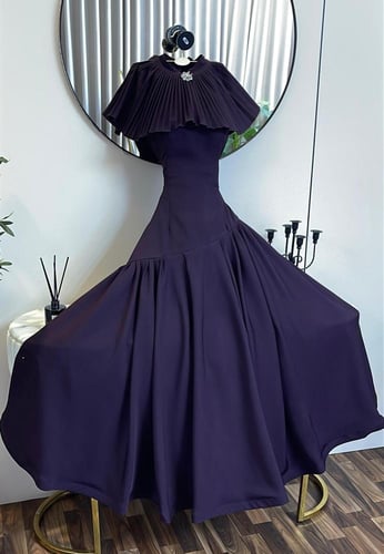 فستان “ليالي رويال” ميدي بقصة كاب أنيقة