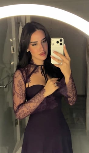 فستان “ماريسا” ميدي دانتيل خمري بفتحة قلب