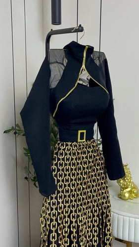 فستان سهرة أسود بسلاسل ذهبية وهيكل كورسيه