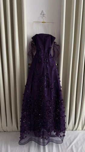 فستان سهرة بنفسجي مطرز بترتر وزهور بارزة