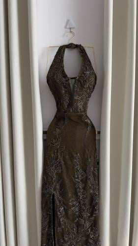 فستان سهرة زيتي مطرز بفخامة راقية