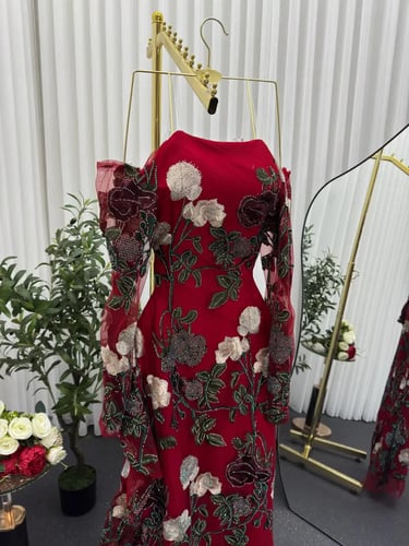 فستان “رويال روز” أحمر مطرّز فاخر
