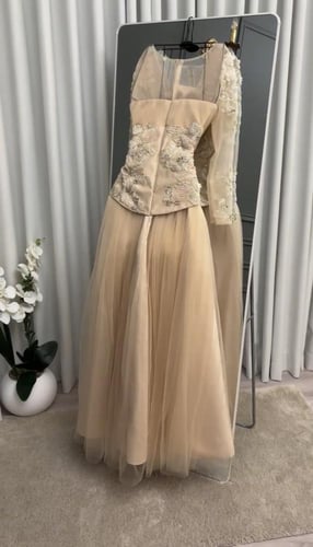 فستان سهرة ذهبي ملكي بتطريز فاخر وأكمام دانتيل
