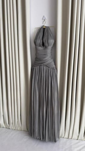 فستان سهرة رمادي فاخر بقصة انسيابية – أناقة عصرية...