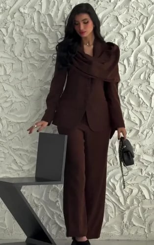 طقم "إسبريسو" قطعتين بليزر بياقة درابيه وبنطال كلا...