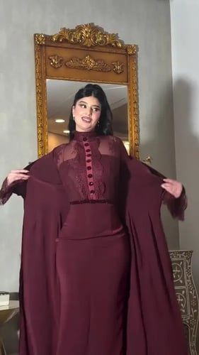 فستان سهرة خمري بتفاصيل دانتيل فاخرة