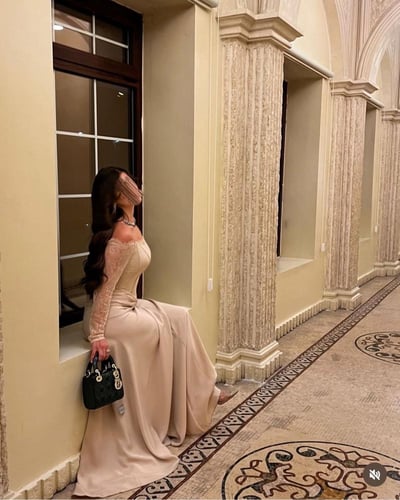 فستان سهرة بيج أنيق بكورسيه دانتيل