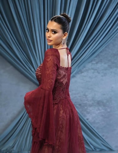 فستان سهرة بورغندي دانتيل بأكمام شفافة