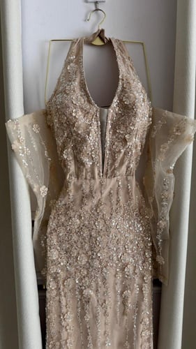 فستان سهرة بيج مطرز بفخامة راقية