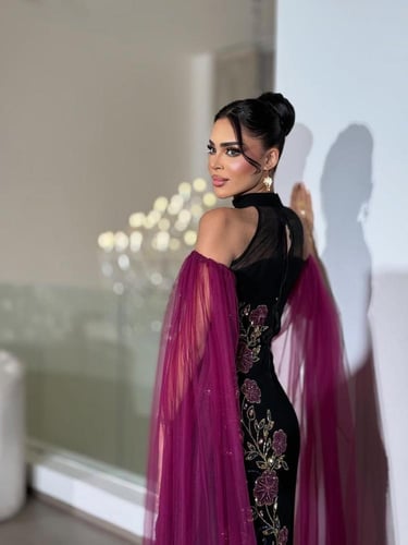 فستان أسود مطرّز بورد خمري مع كاب شيفون فاخر