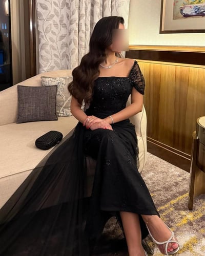 فستان أسود فاخر بتطريز أنيق وشيفون منسدل