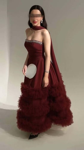 فستان سهرة عنابي مزين بالكريستال وتفاصيل كشكش فاخر...