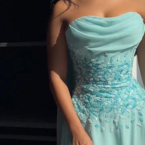 فستان أزرق سماوي بتطريز لؤلؤي راقٍ