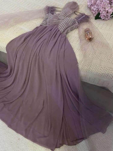 فستان سهرة موف شيفون راقي بكتف مكشوف وتطريز فاخر