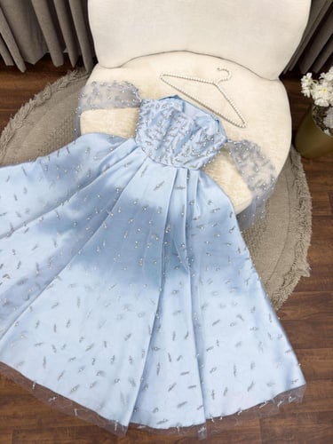 فستان سهرة سماوي راقٍ بتطريز فاخر وأكمام تول شفافة