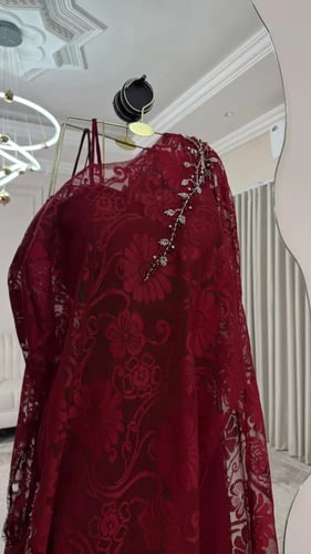 جمبسوت "كادي" العنابي الفاخر بكيب شيفون مطرز بنقوش...