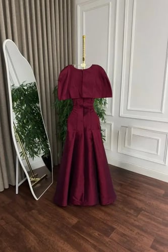 فستان عنابي ملكي بتطريز ورد