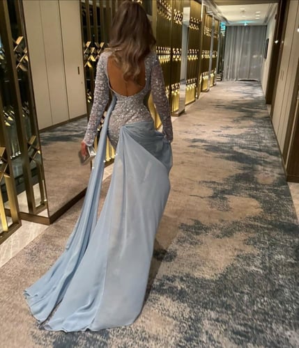 فستان سهرة سماوي مطرز بأناقة ملكية