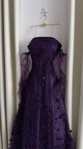 فستان سهرة بنفسجي مطرز بترتر وزهور بارزة