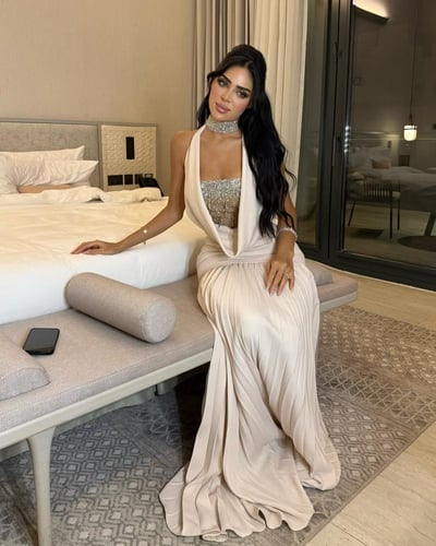 فستان سهرة أوف وايت بلمسة كريستال لامعة